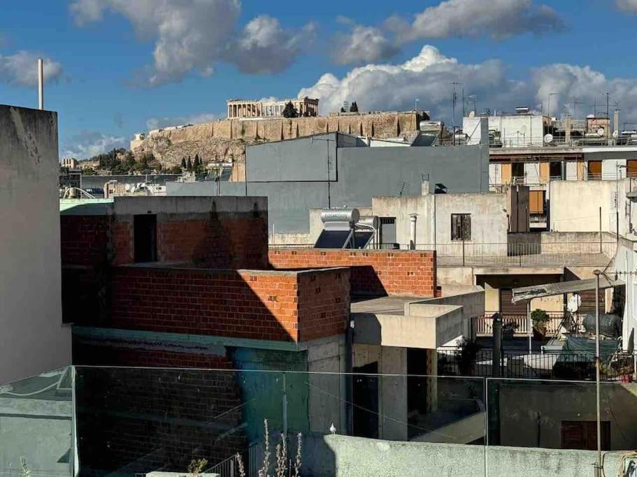 einen Blick auf die Stadt vom Dach eines Gebäudes in der Unterkunft Athenian Sky Lounge in Athen