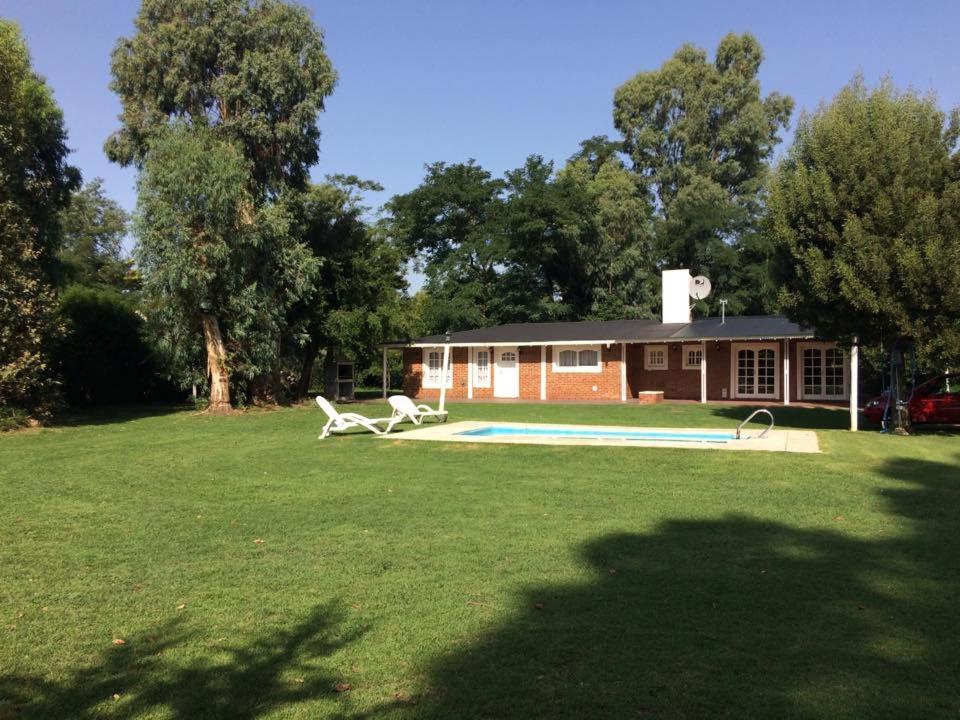 ein Haus mit einem Pool im Hof in der Unterkunft Casa y Quincho La Armonia in Barrio Los Zarzales