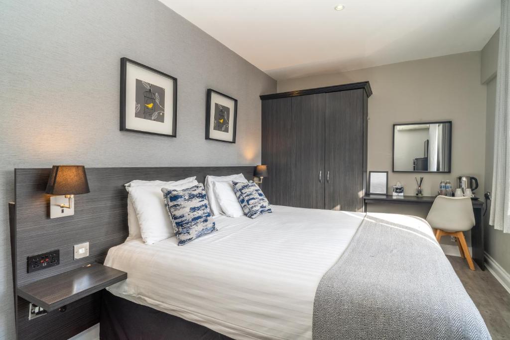 
Twin Room with Private Bathroom
