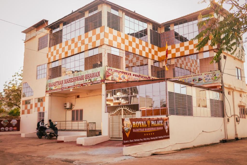 un edificio con un cartello di fronte di ROYAL PALACE BY RAJASTHAN MAHESHWARI BHAWAN a Katni