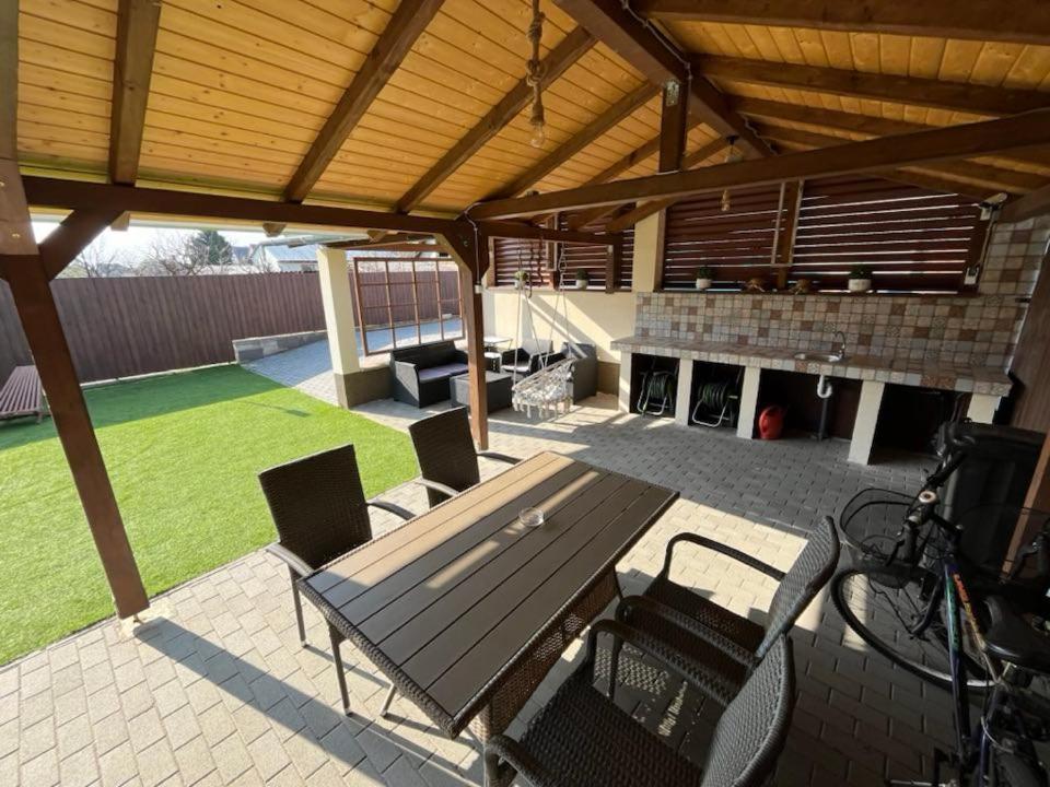 Patio nebo venkovní prostory v ubytování VÁR-LAK Apartman