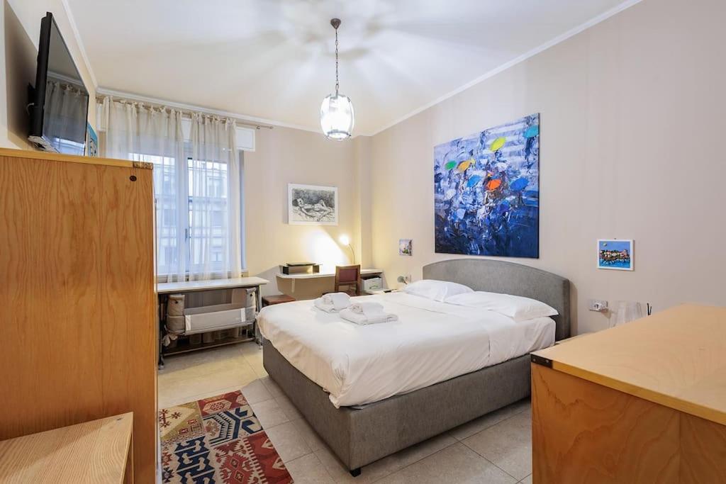 ein Schlafzimmer mit einem großen Bett in einem Zimmer in der Unterkunft Stylish and perfect place for families and friends in Mailand