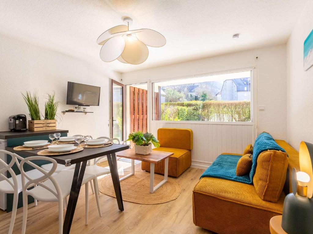 un salon avec un canapé et une table dans l'établissement Appartement calme avec jardin/terrasse, à 5 min du centre, 6 pers, parking privé, navette gratuite. - FR-1-296-159, à Saint-Lary-Soulan