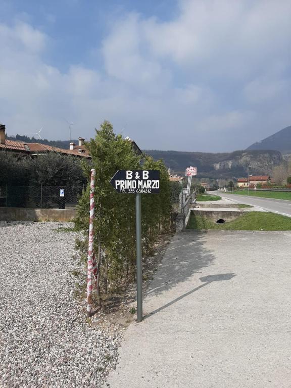 a street sign on the side of a road at B&B Primo Marzo in Volargne