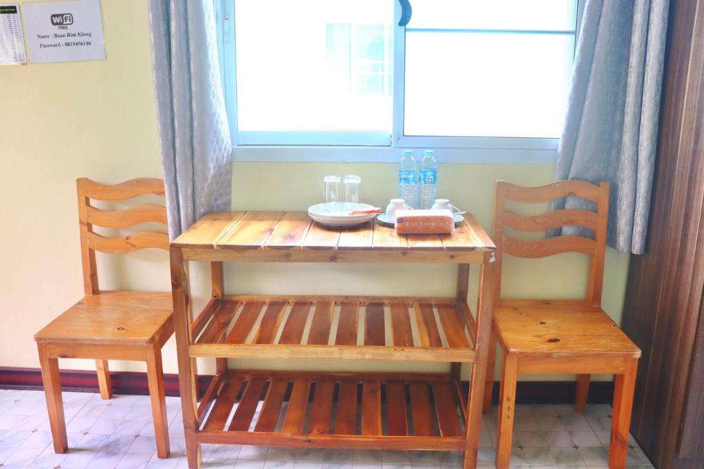 Posezení v ubytování Baanrimklong bungalow