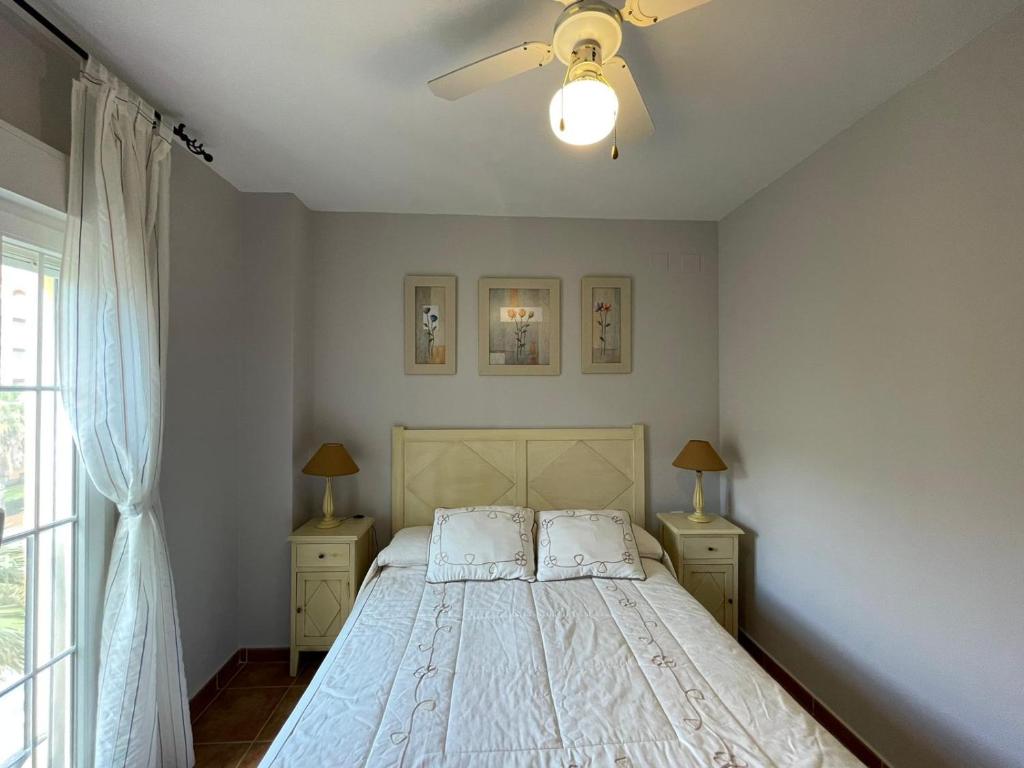 Łóżko lub łóżka w pokoju w obiekcie Apartamento Deluxe Vistas Laterales al Mar