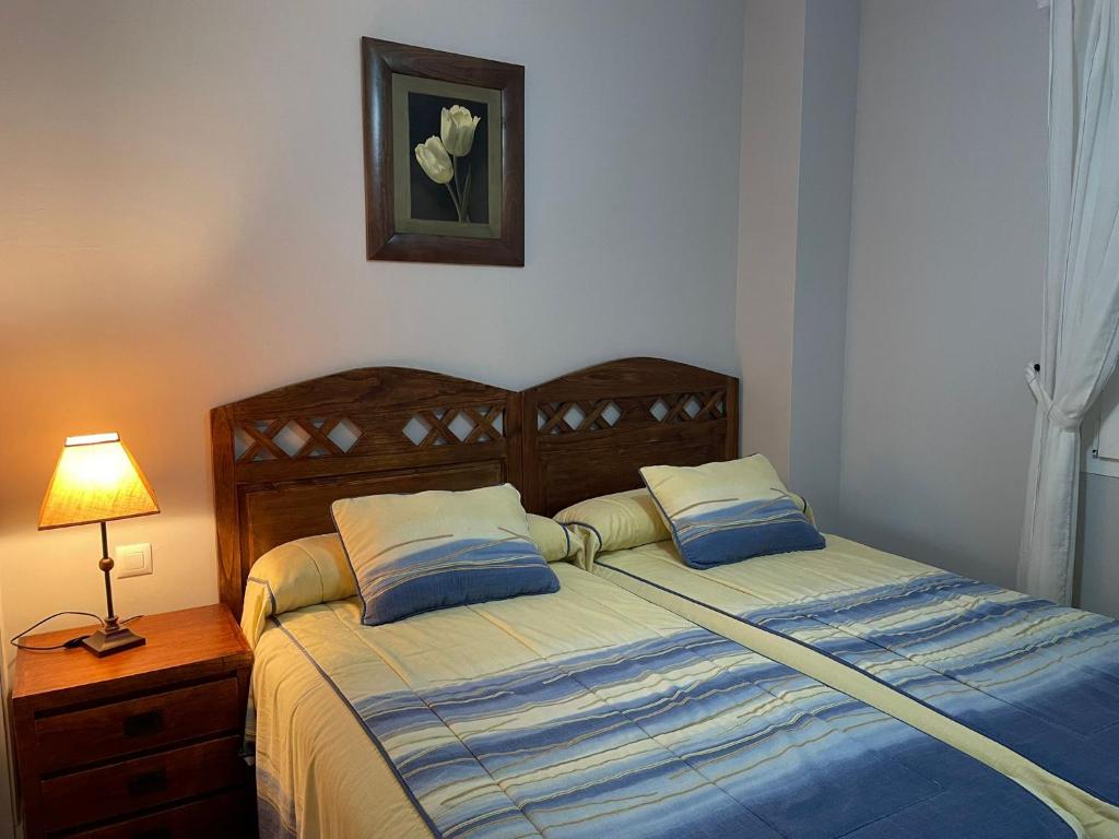 Łóżko lub łóżka w pokoju w obiekcie Apartamento Deluxe Vistas Laterales al Mar