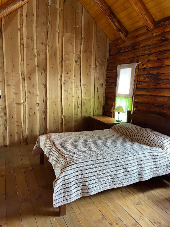 Katil atau katil-katil dalam bilik di Cabaña en los soles de montaña