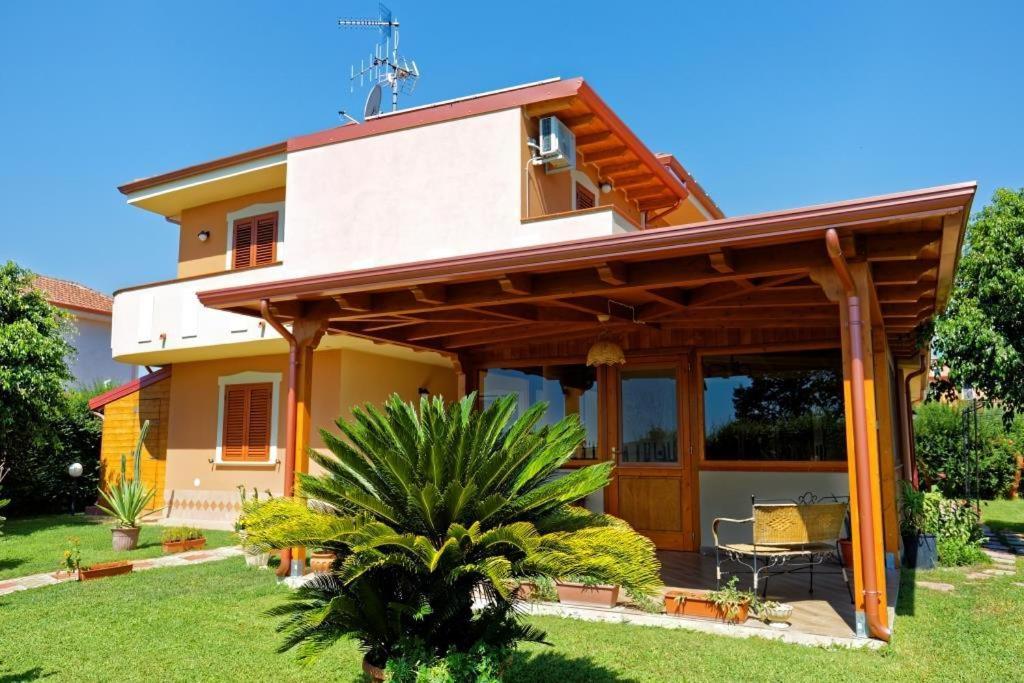 a house with a porch and a patio at Bed & Breakfast La Villetta in Botricello