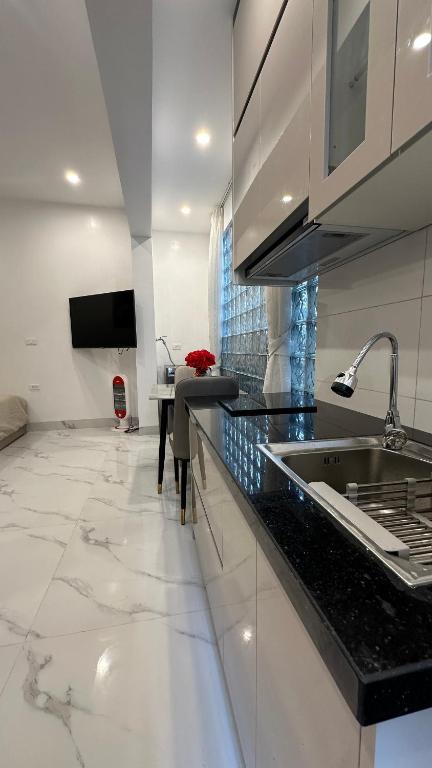 Kuchyň nebo kuchyňský kout v ubytování Giảm Giá 25 Phần Trăm- Homestay - Kim Mã - Giang Văn Minh