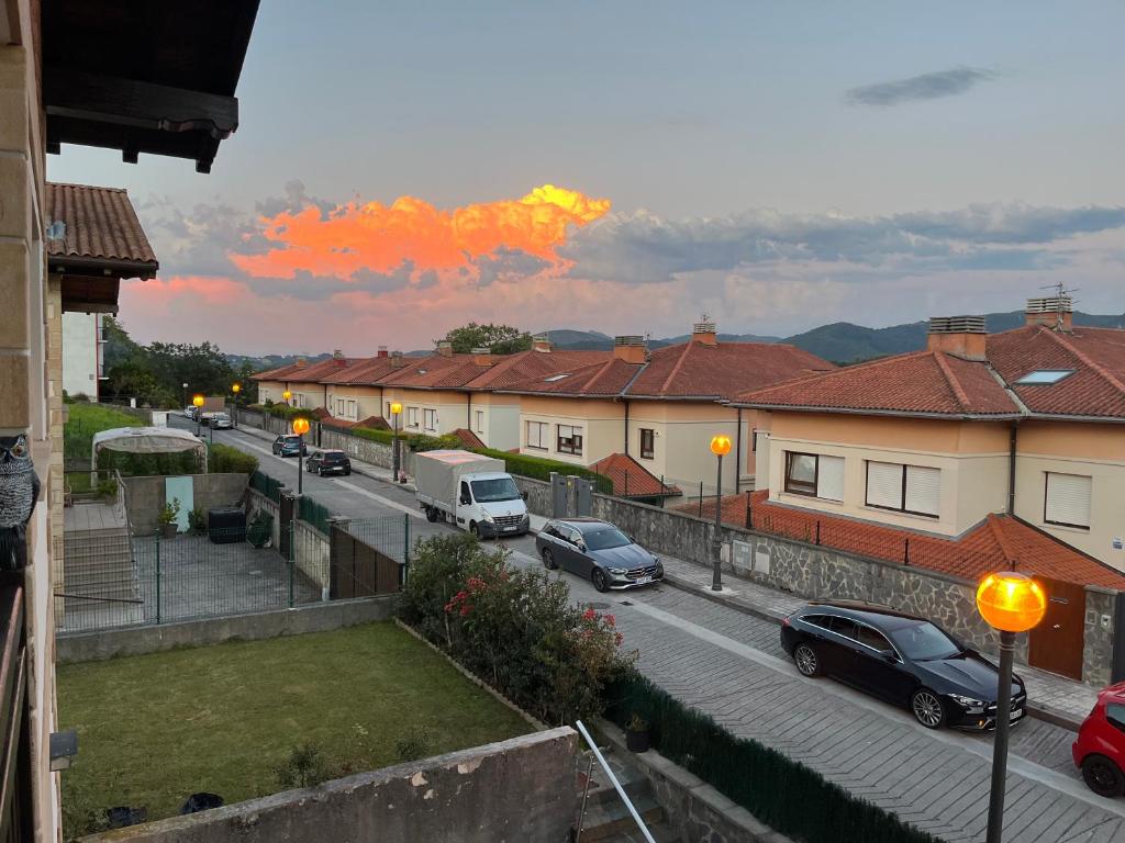 Východ nebo západ slunce při pohledu z penzionu nebo okolí