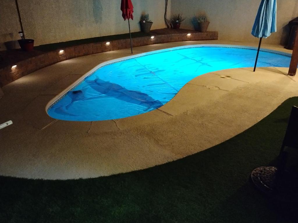 Der Swimmingpool an oder in der Nähe von New beautifully remodeled home in Las Vegas