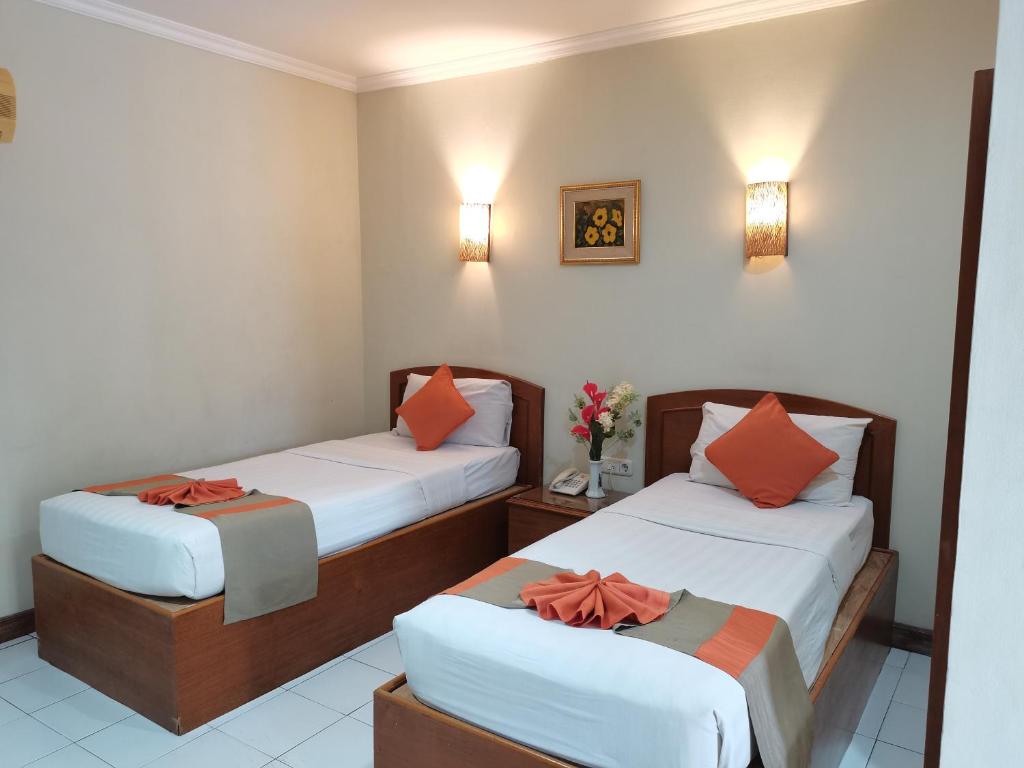Postel nebo postele na pokoji v ubytování Hotel Catur Putra