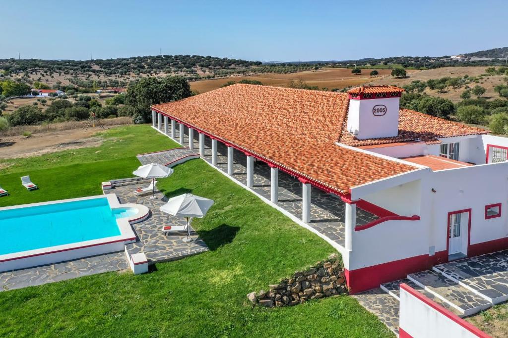uma vista aérea de uma casa com piscina em Monte da Vista Alegre em Elvas