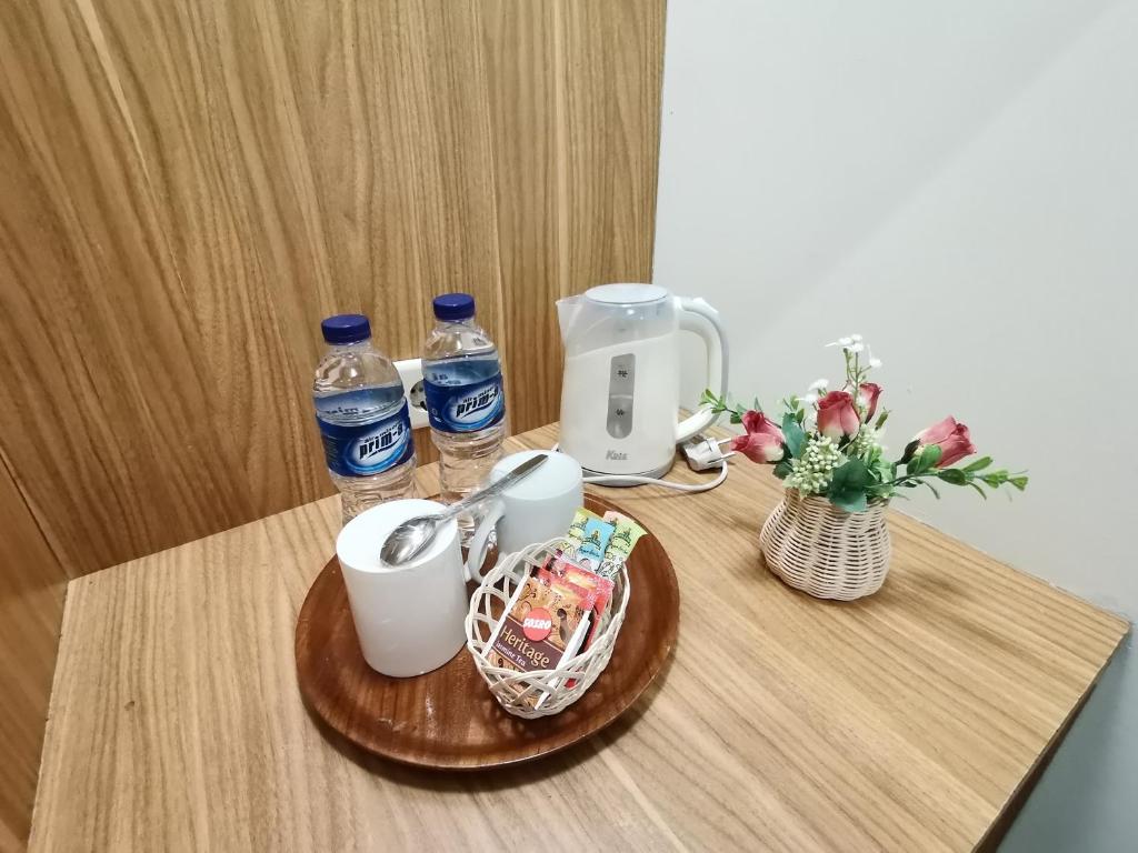 Příslušenství pro přípravu čaje a kávy v ubytování Hotel Catur Putra
