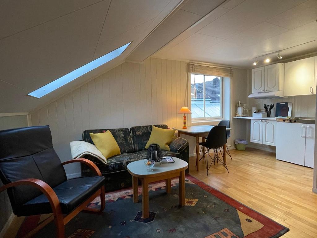 uma sala de estar com um sofá e uma mesa em Bakkebo Trollstigen em Åndalsnes