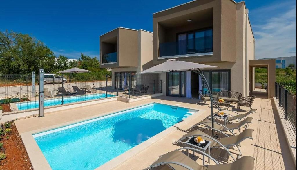 Swimmingpoolen hos eller tæt på Villa Esmeralda II by SeeAdria Agency