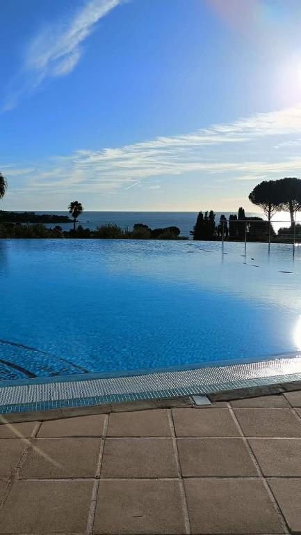 A piscina localizada em Villa Perle d&#39;or vue mer ou nos arredores