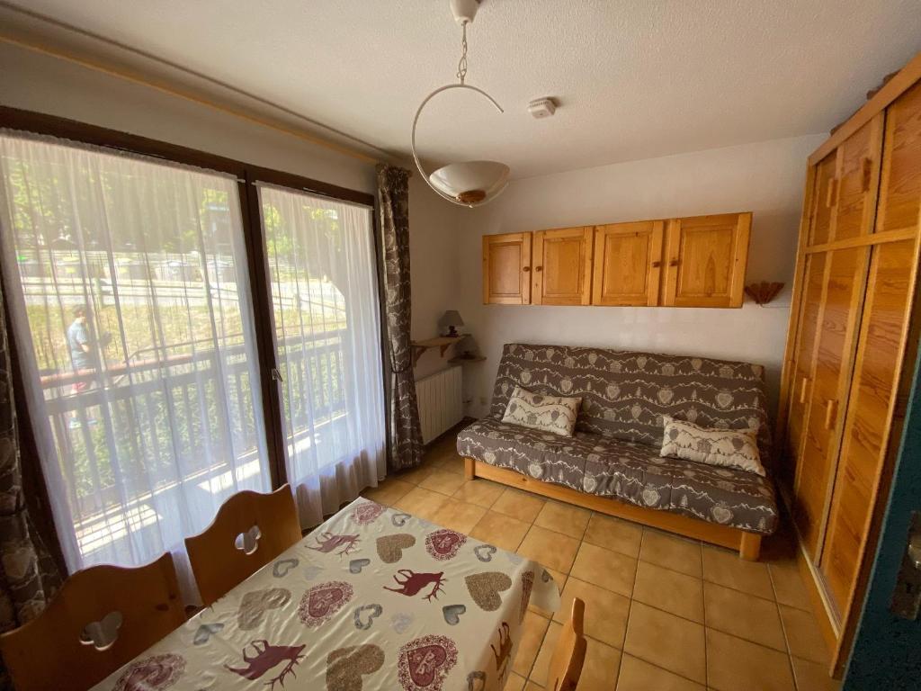 a living room with a couch and a table at Appartement d'une chambre avec balcon a Praz sur Arly in Praz-sur-Arly