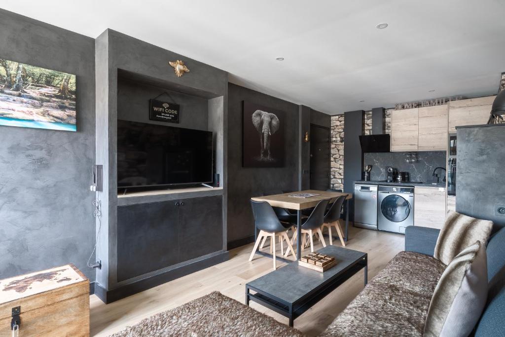 un salon avec un canapé et une table dans l'établissement Esprit Zen - Avec parking 10min à pied de la plage, à Courseulles-sur-Mer