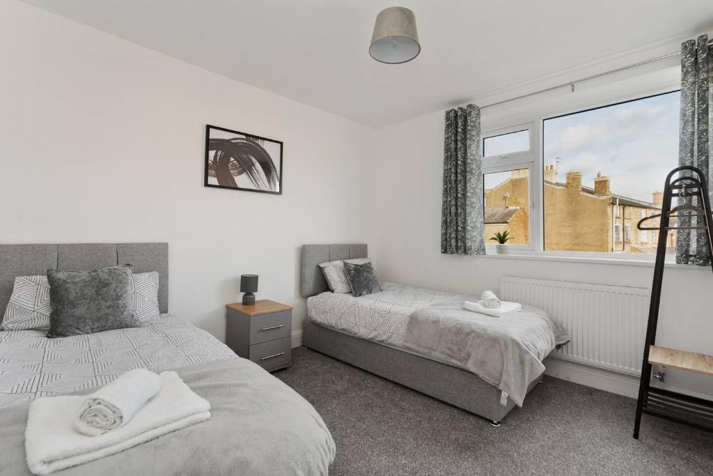 a bedroom with two beds and a window at Spacious 5-bed House Private Parking in Newark upon Trent
