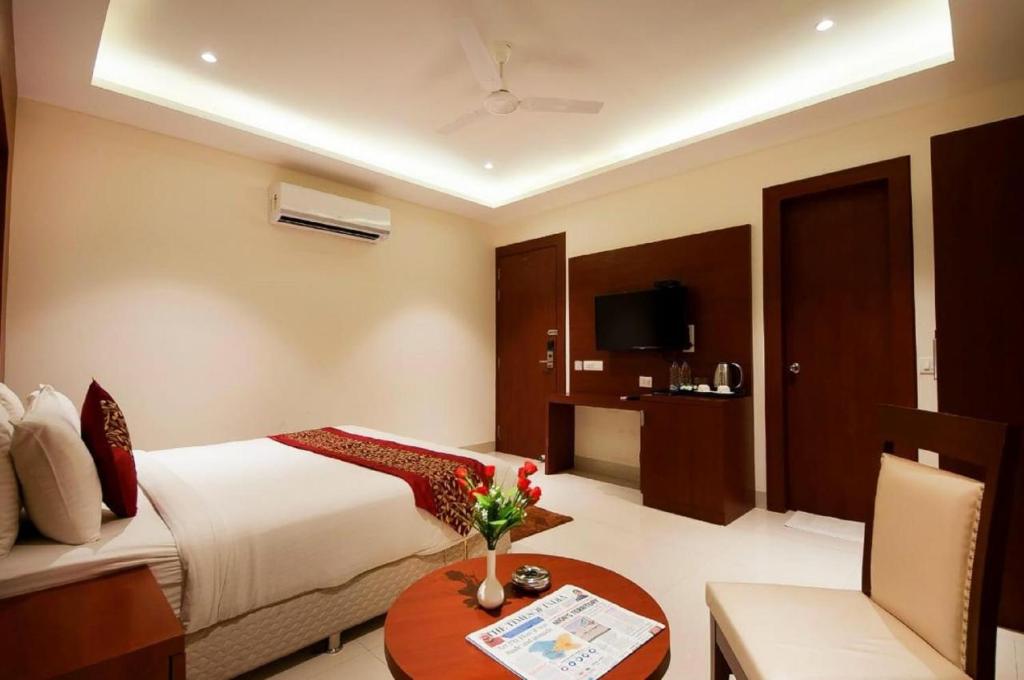 TV a/nebo společenská místnost v ubytování Hotel Z Suites Mahipalpur-Delhi Airport