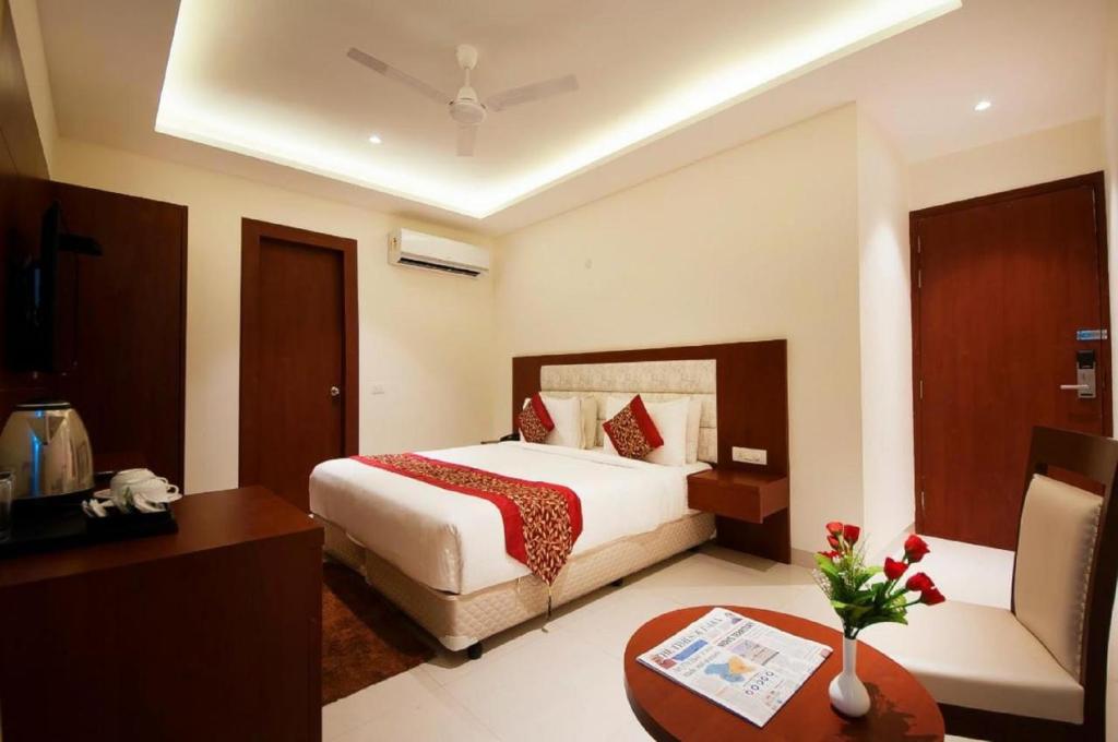 Postel nebo postele na pokoji v ubytování Hotel Z Suites Mahipalpur-Delhi Airport