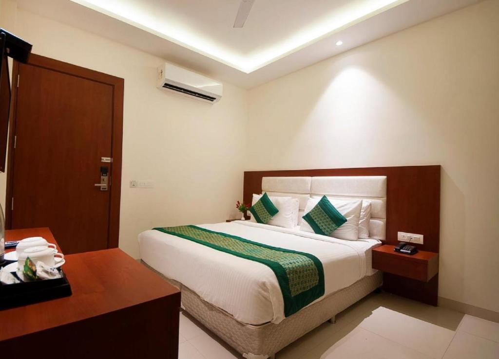 Postel nebo postele na pokoji v ubytování Hotel Z Suites Mahipalpur-Delhi Airport
