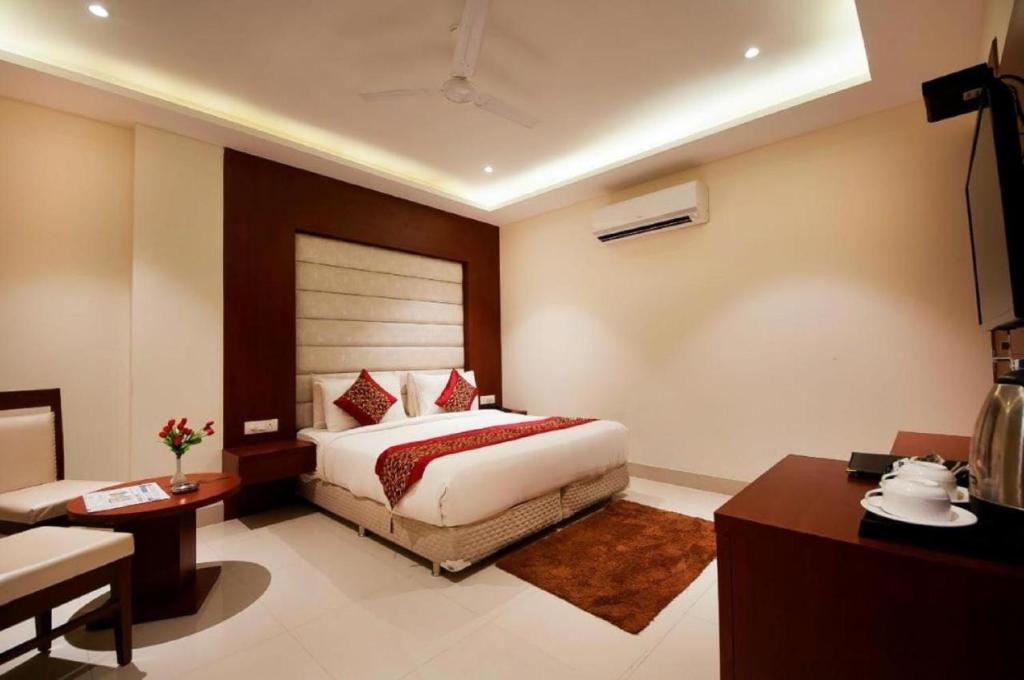 Postel nebo postele na pokoji v ubytování Hotel Z Suites Mahipalpur-Delhi Airport