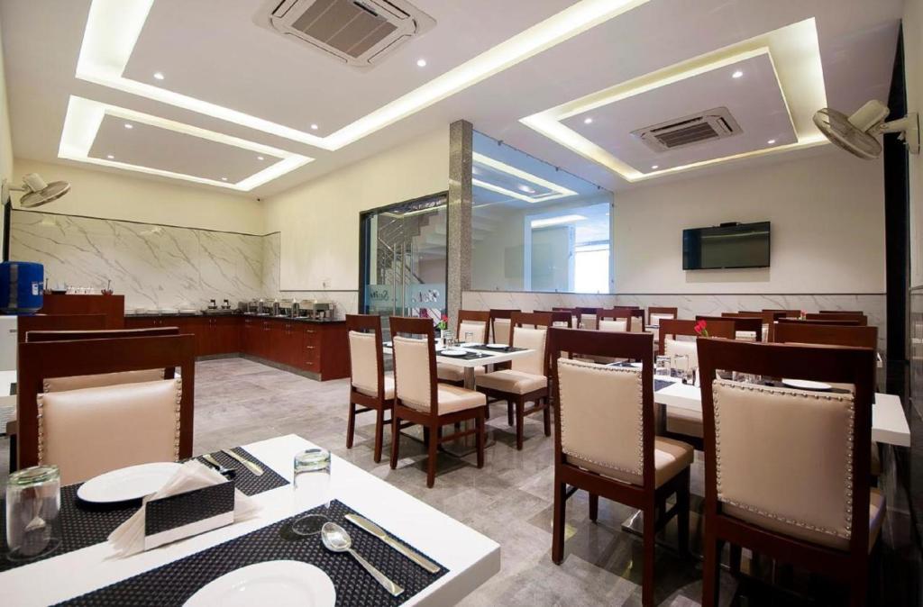 TV a/nebo společenská místnost v ubytování Hotel Z Suites Mahipalpur-Delhi Airport
