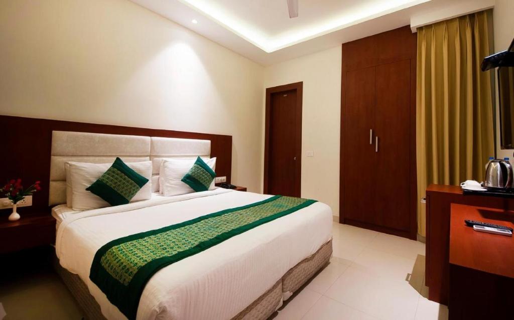 Postel nebo postele na pokoji v ubytování Hotel Z Suites Mahipalpur-Delhi Airport