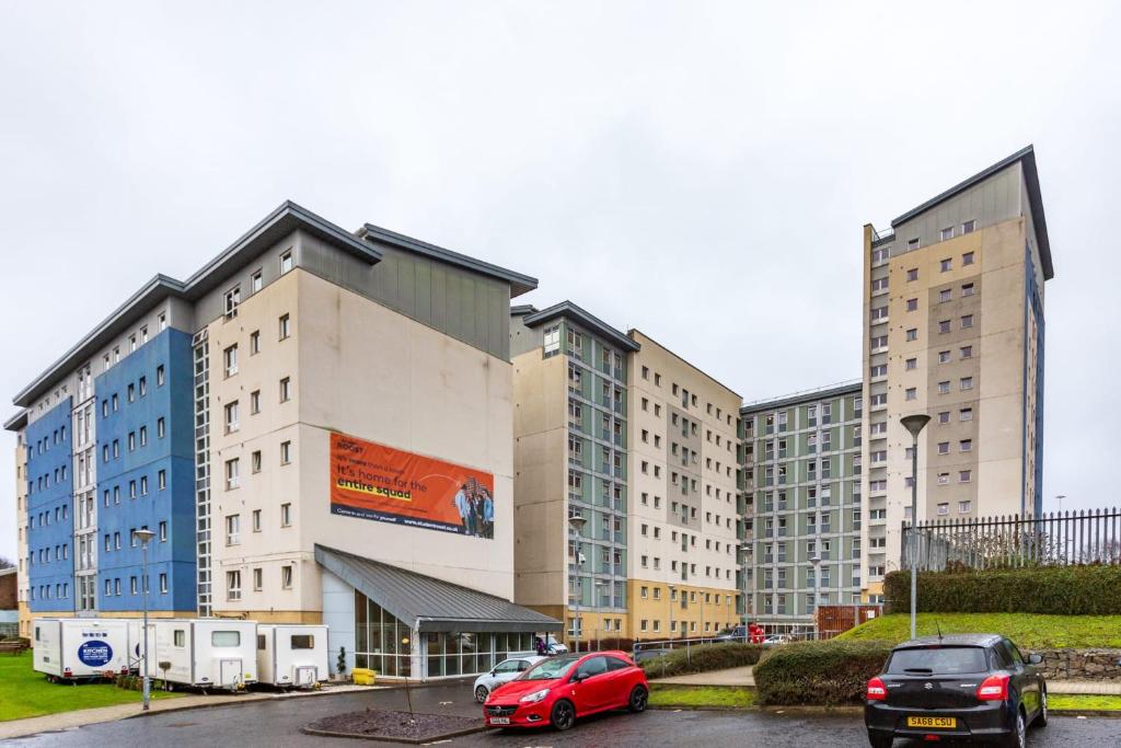 un gran edificio con coches estacionados en un estacionamiento en Modern Stylish Ensuite at Student Roost Buchanan View in Glasgow for Students Only en Glasgow