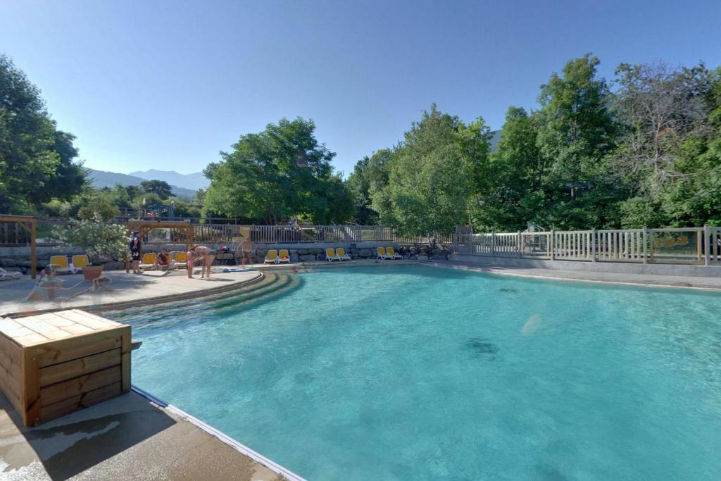 une grande piscine avec de l'eau bleue dans l'établissement Camping Les Airelles - Maeva, à Baratier