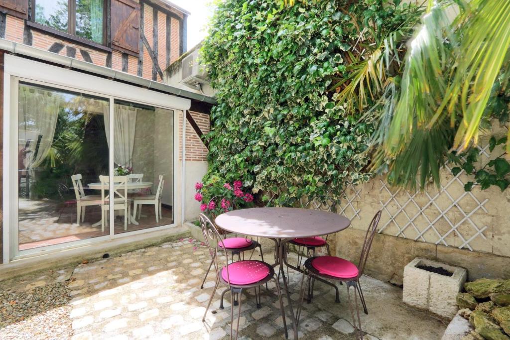 eine Terrasse mit einem Tisch und 4 Stühlen in der Unterkunft Elegant and spacious T2 #Tours #Halles #Courprivée in Tours