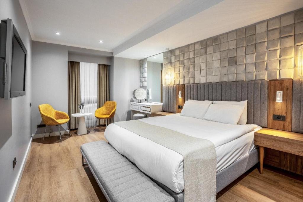 Habitación de hotel con cama grande y escritorio. en Nova Plaza Prime Hotel, en Estambul