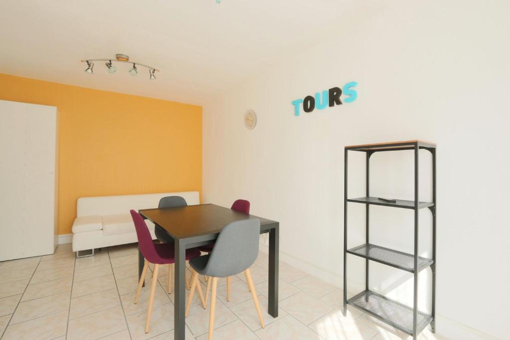 une salle à manger avec une table et des chaises dans l'établissement La Chanterie, à Saint-Cyr-sur-Loire