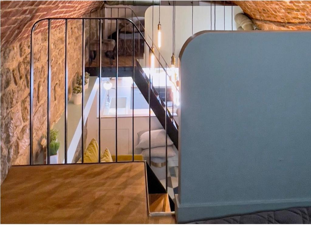 una escalera de caracol en una casa con una mesa en Appartement Atypique Au Pied Du Sacré Cœur, en París