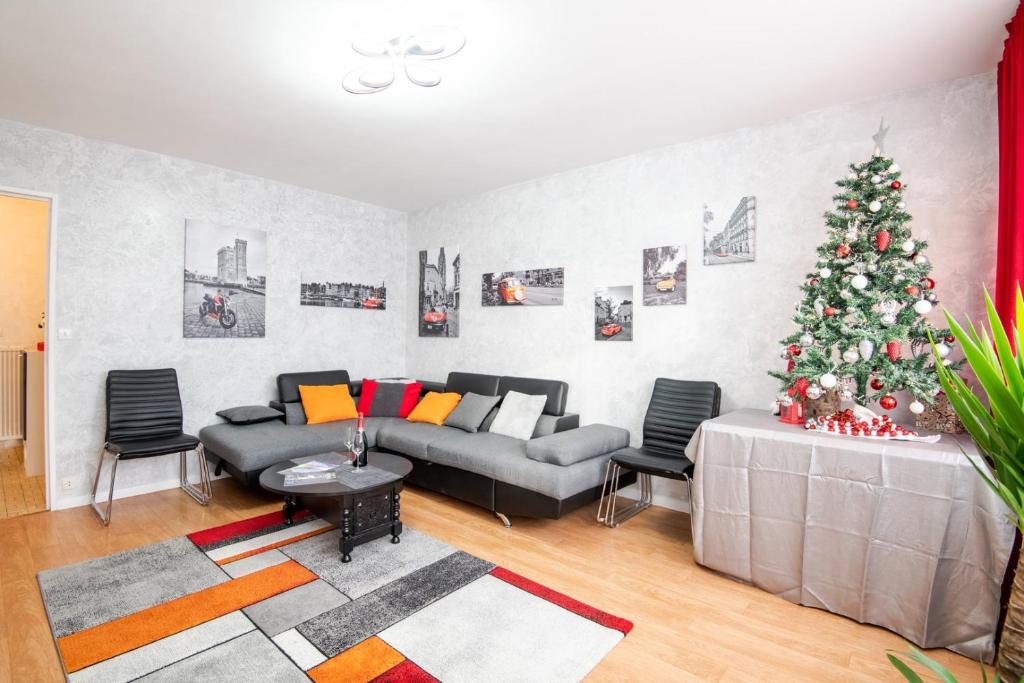 een woonkamer met een kerstboom en een bank bij T2 proche gare, à deux pas de la Place Velpeau in Tours