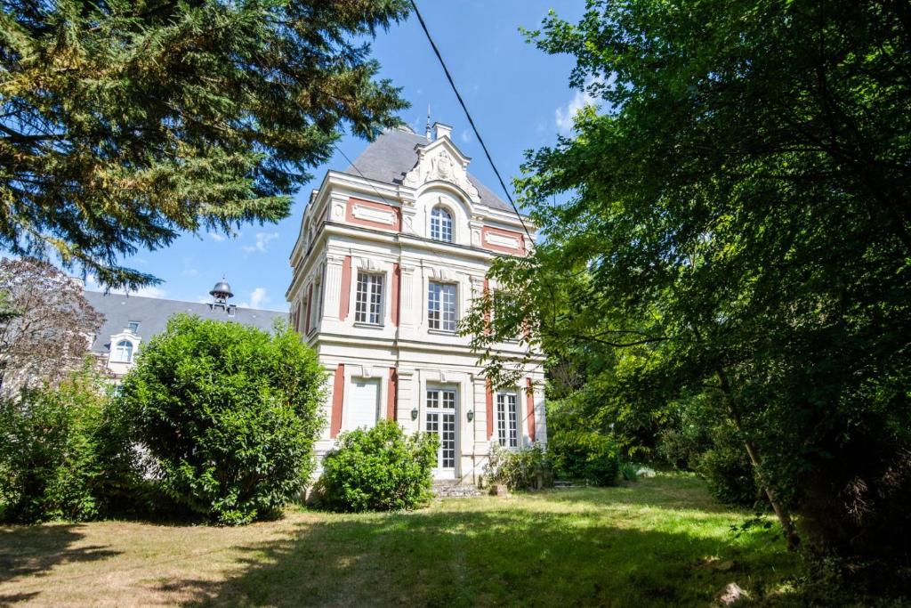 Vonkajšia záhrada v ubytovaní Castle life at Saint-Benoît-la-Forêt