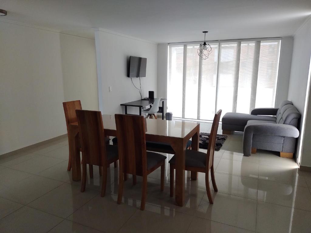 sala de estar con mesa de comedor y sillas en Apartamento Laureles, en Medellín