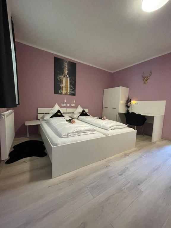 1 dormitorio con 1 cama blanca grande y piano en Boardinghouse Schongau, en Schongau