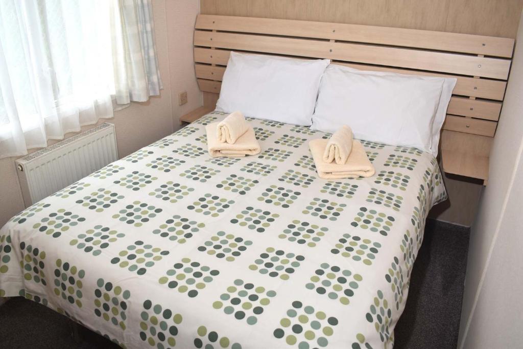 - une chambre avec un lit et 2 chaussons dans l'établissement SA Torbay Bronze - pet friendly SU17, à Minehead