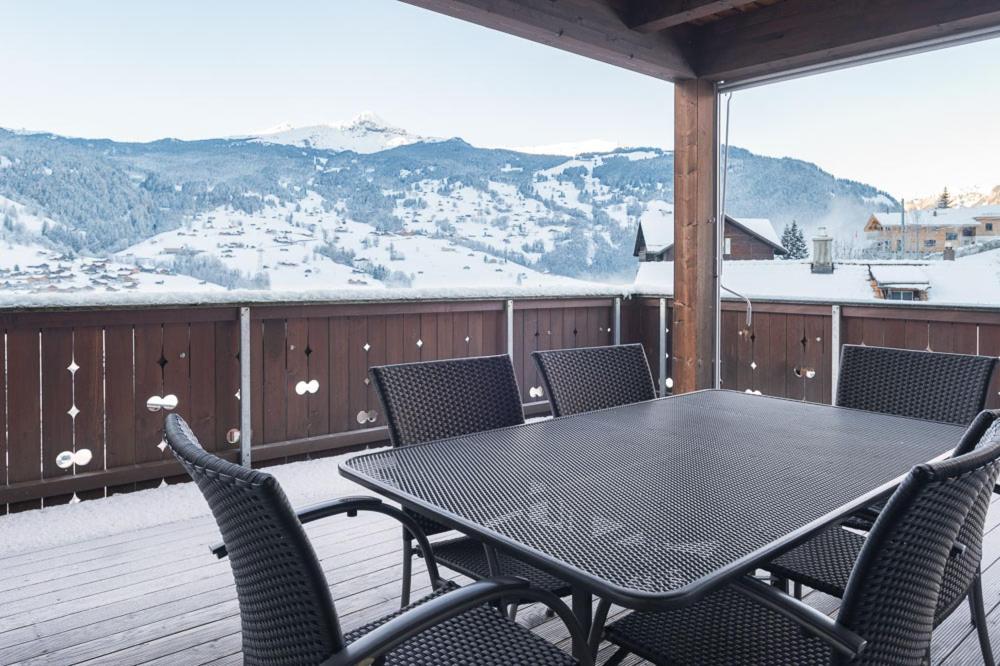 Vista generica sulle montagne o vista sulle montagne dall'interno dell'appartamento
