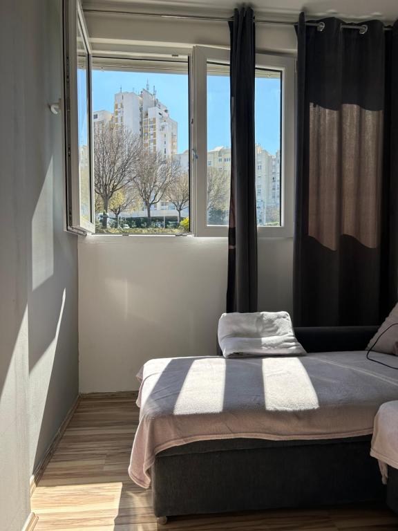 Habitación pequeña con cama y ventana en Apartman Split, en Split