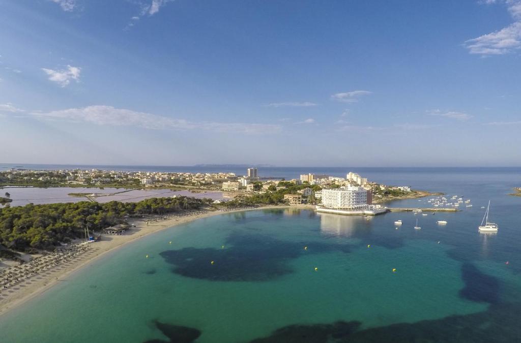 an aerial view of a beach and the ocean at Universal Hotel Marqués in Colònia de Sant Jordi