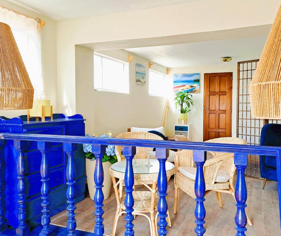 une balustrade bleue dans une pièce avec une table et des chaises dans l'établissement Dúplex frente al Mar, Playa Chocaya, costado Real Club Asia, à Asia