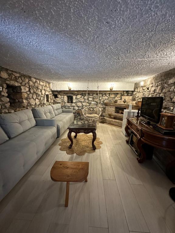 uma sala de estar com um sofá e um piano em Apartment Konoba Ulicevic em Vranjina