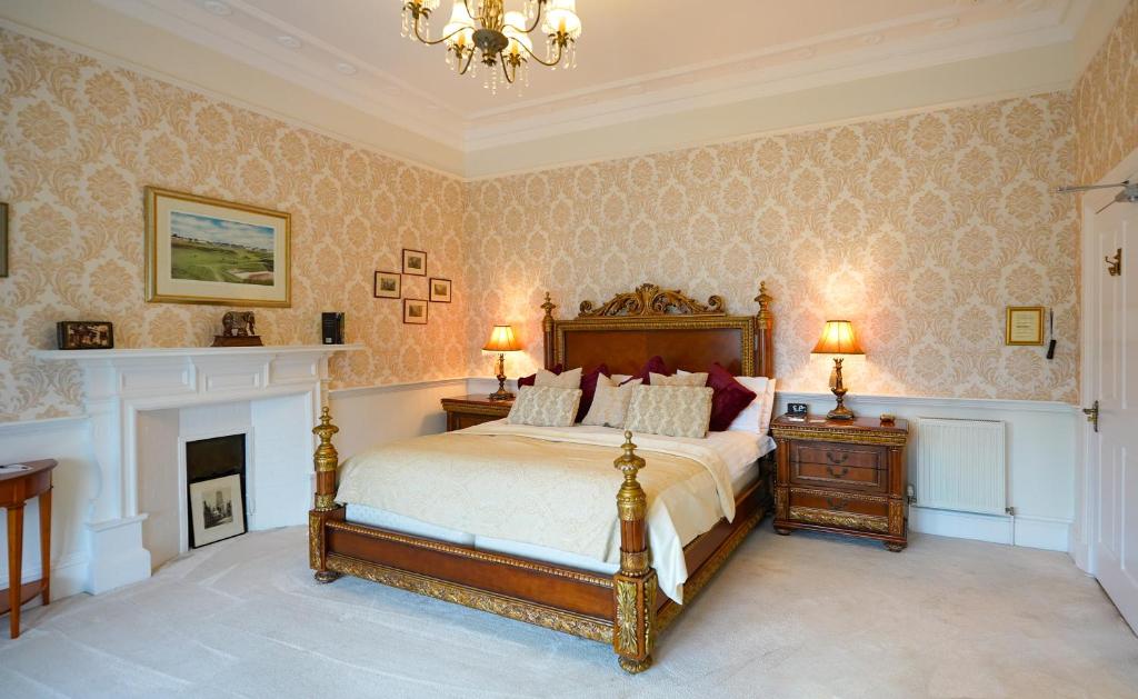 - une chambre avec un lit et un lustre dans l'établissement The Townhouse Ayr - Luxury B&B, à Ayr