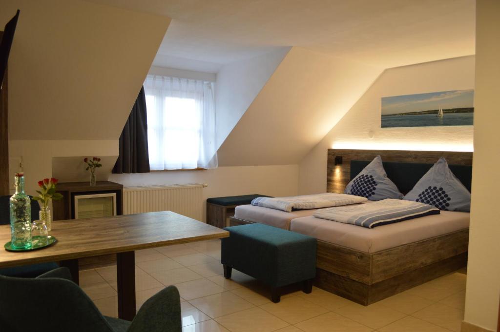 ein Wohnzimmer mit einem Bett und einem Tisch in der Unterkunft Hotel Zum Bengel in Meersburg