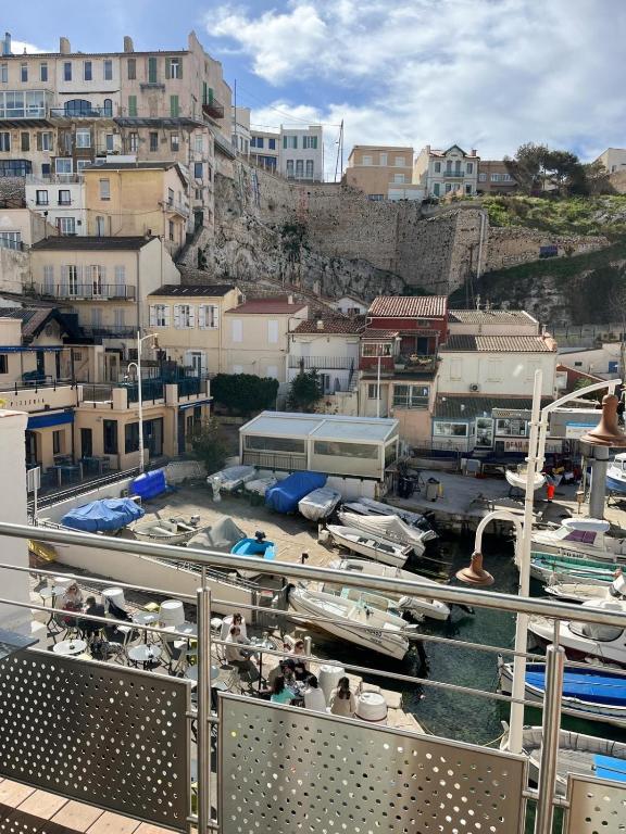 une vue d'une marina avec des bateaux dans l'eau dans l'établissement Les Cabanons de Fonfon, à Marseille